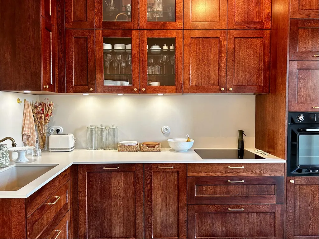 Cuisine avec facades à cadres en bois massif, plan de travail en Dekton, et poignées dorées à Toulouse