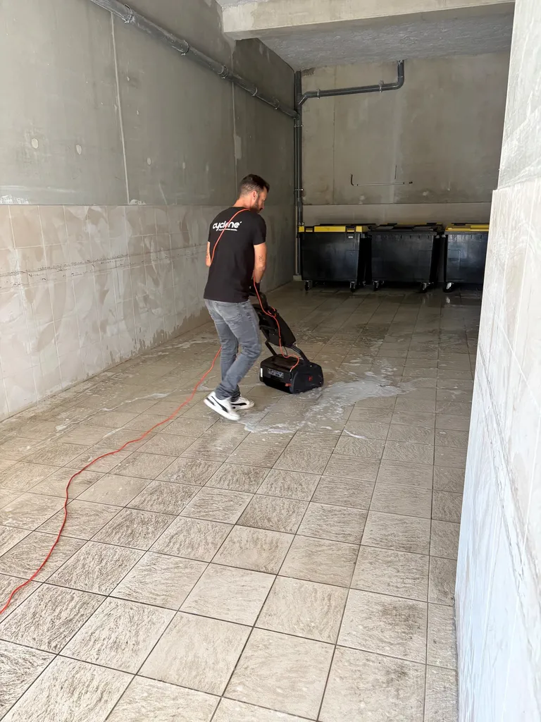 Nettoyage, Décapage et désinfection de sol de local containers de résidence pour maintenir un endroit sain malgré la présence de déchet au quotidien à Montpellier