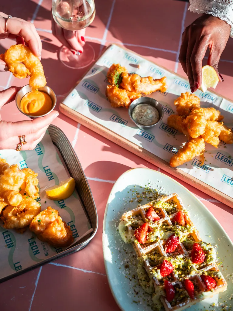 Restaurant LÉON à Metz : spécialités seafood, moules‑frites, cocktails et afterwork convivial à Semécourt et Augny, proches d’Amnéville et Waves pour des moments gourmands en groupe.