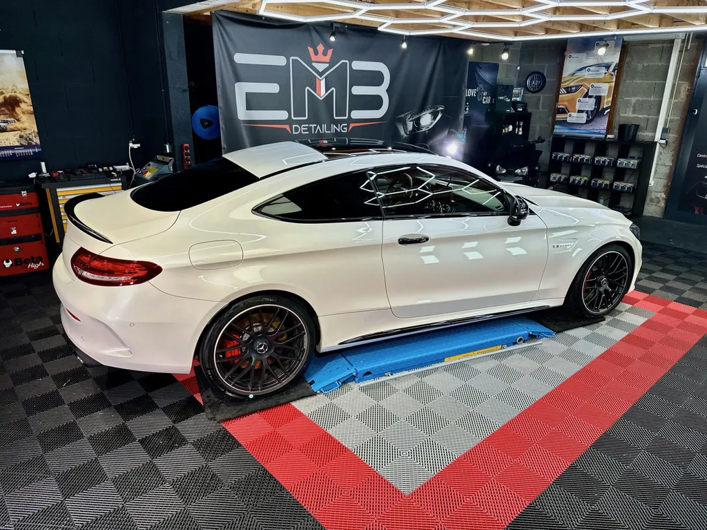 polissage Carroserie traitement céramique EMB DETAILING Vaugneray socialiste Mercedes C63 AMG