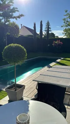 Réalisation d'un couloir de nage en inox de 2,7x9m avec fond du bassin gaufré pour des reflets de lumière uniques à Villennes-sur-Seine (78)