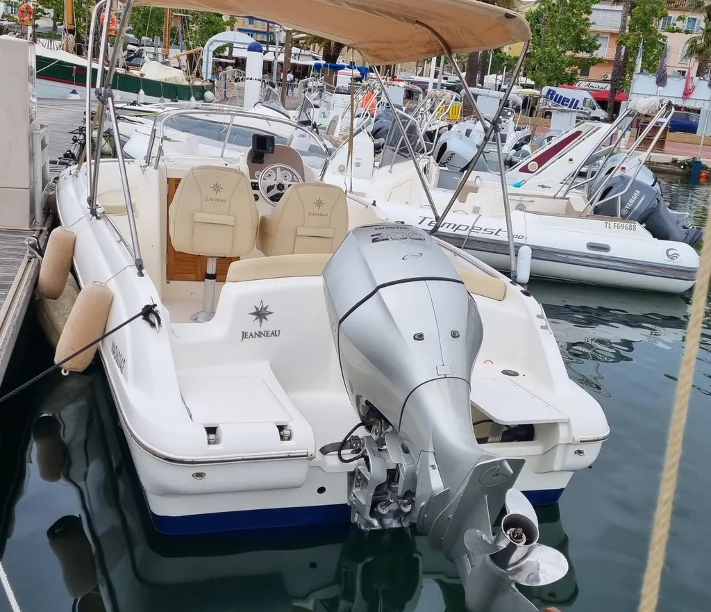A vendre Cap Camarat 715 Open d'occasion en très bon état pour 8 personnes dans le Var