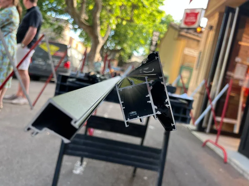 Remplacement d'un vitrage sur une vitrine de boulangerie