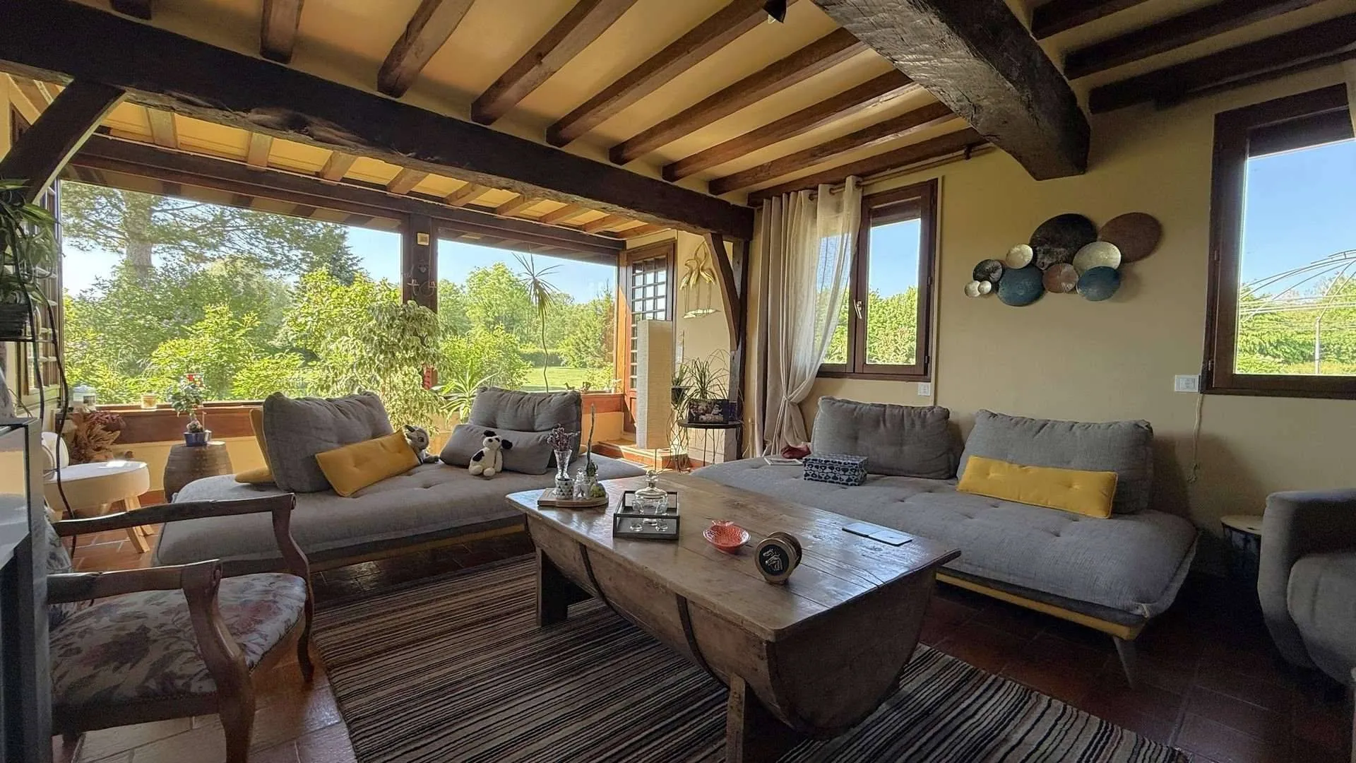 À vendre : gîtes rénovés avec cheminées et matériaux anciens : Cachet préservé et habitations prêtes à l’exploitation.