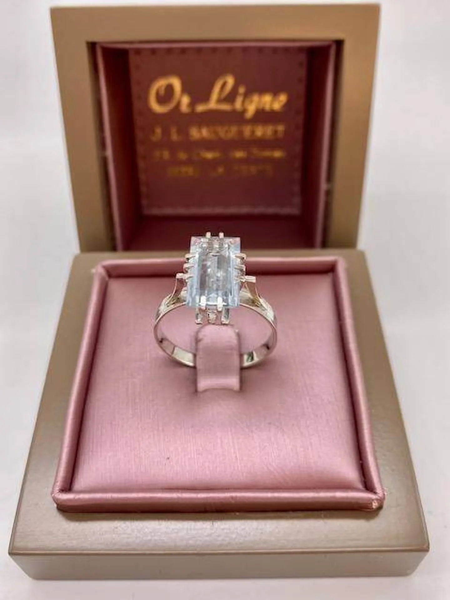 Or Ligne et la Bague en Aigue-Marine : Un Symbole de Raffinement et de Sérénité à La Teste de Buch près de Bordeaux