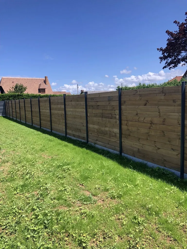 Pose de Clôture Occultante Mixte Acier et Bois, Modèle Résistant Esthétique à Deauville dans le Calvados 14 et Trouville-sur-Mer