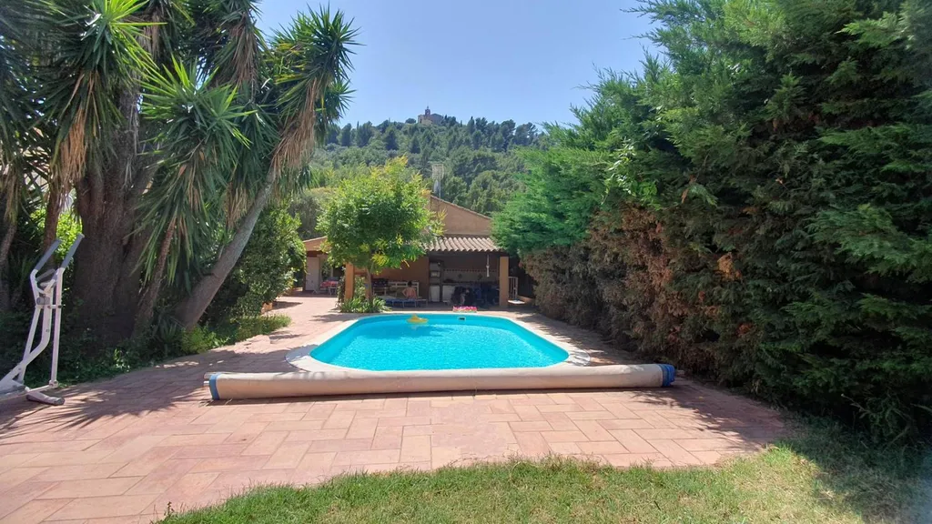 Terrain à bâtir sur Solliès-Pont avec piscine