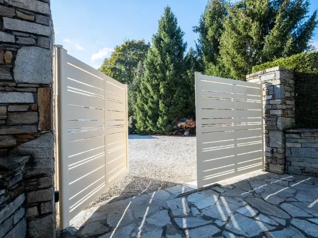 Installation de portail battant en Corse