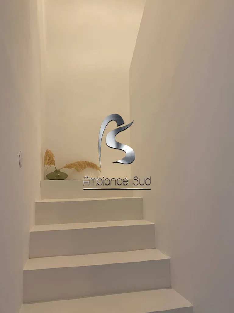 Recouvrir et habiller un escalier intérieur en béton brut avec du béton ciré taloché à Sanary près de Toulon 83