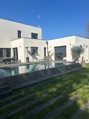 Villa avec prestations de standing, travertin, domotique et extérieur soigné