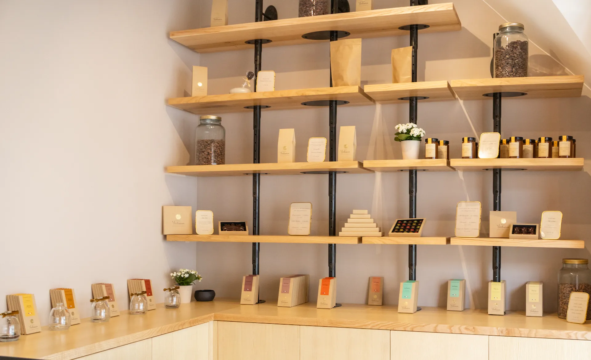 Fabrication et Pose du présentoir et de la  vitrine pour la maison Virtueux, Artisan chocolatier à Labégude en Ardèche.