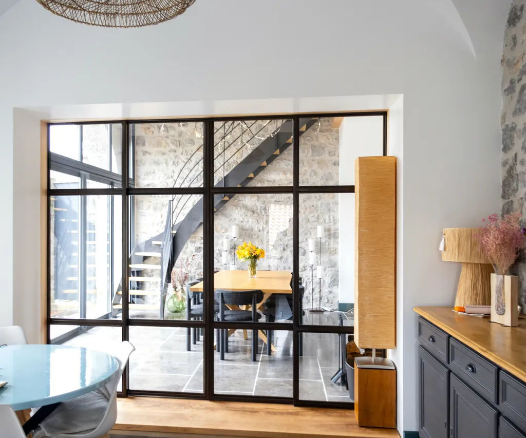 Verrière avec ouverture synchronisée en métal à Ruoms en Ardèche : une prouesse technique signée Willy Menuiserie.