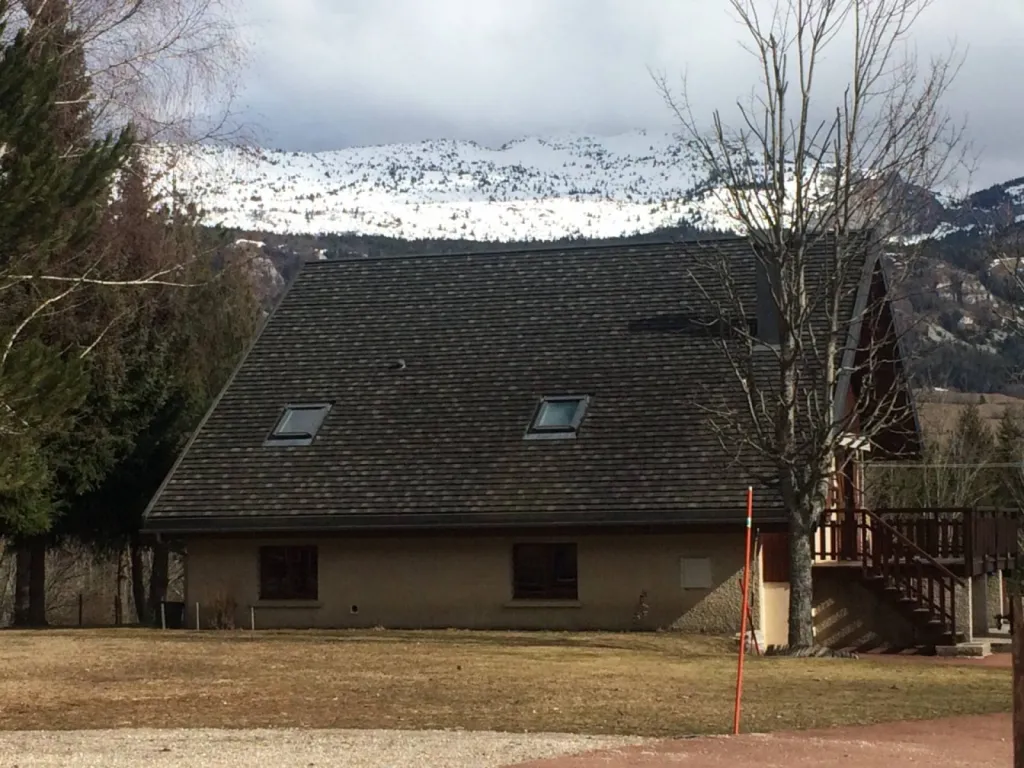 Tuile DECRA OBERON dans le vercors intallée par l'entreprise CRUAT