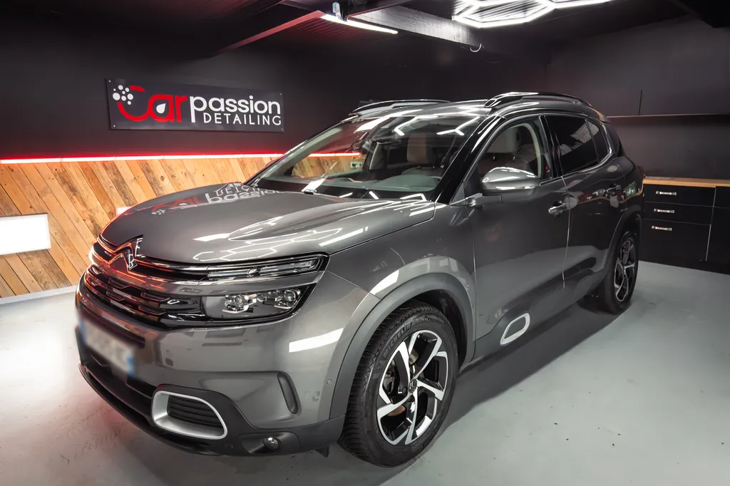 Polissage et lustrage d'un citroen C5 AirCross après l'achat pour redonner toutes ça brillance 