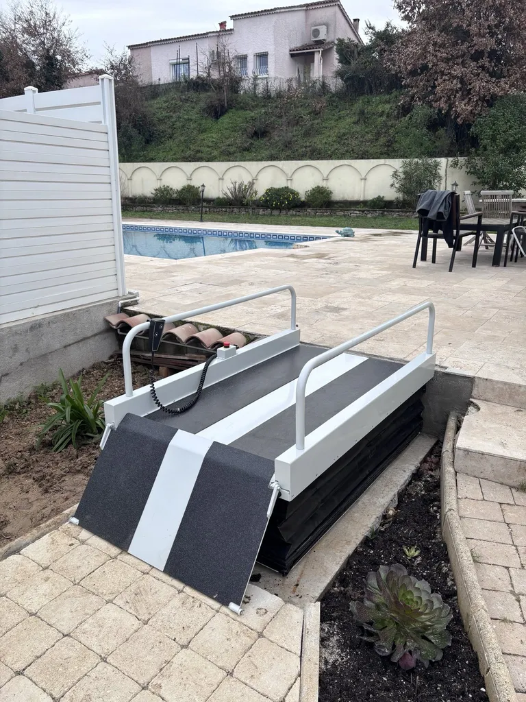 La plateforme Lehner Liftboy2 vient de déposer sa passagère 60 cm plus haut dans ce jardin à Fréjus