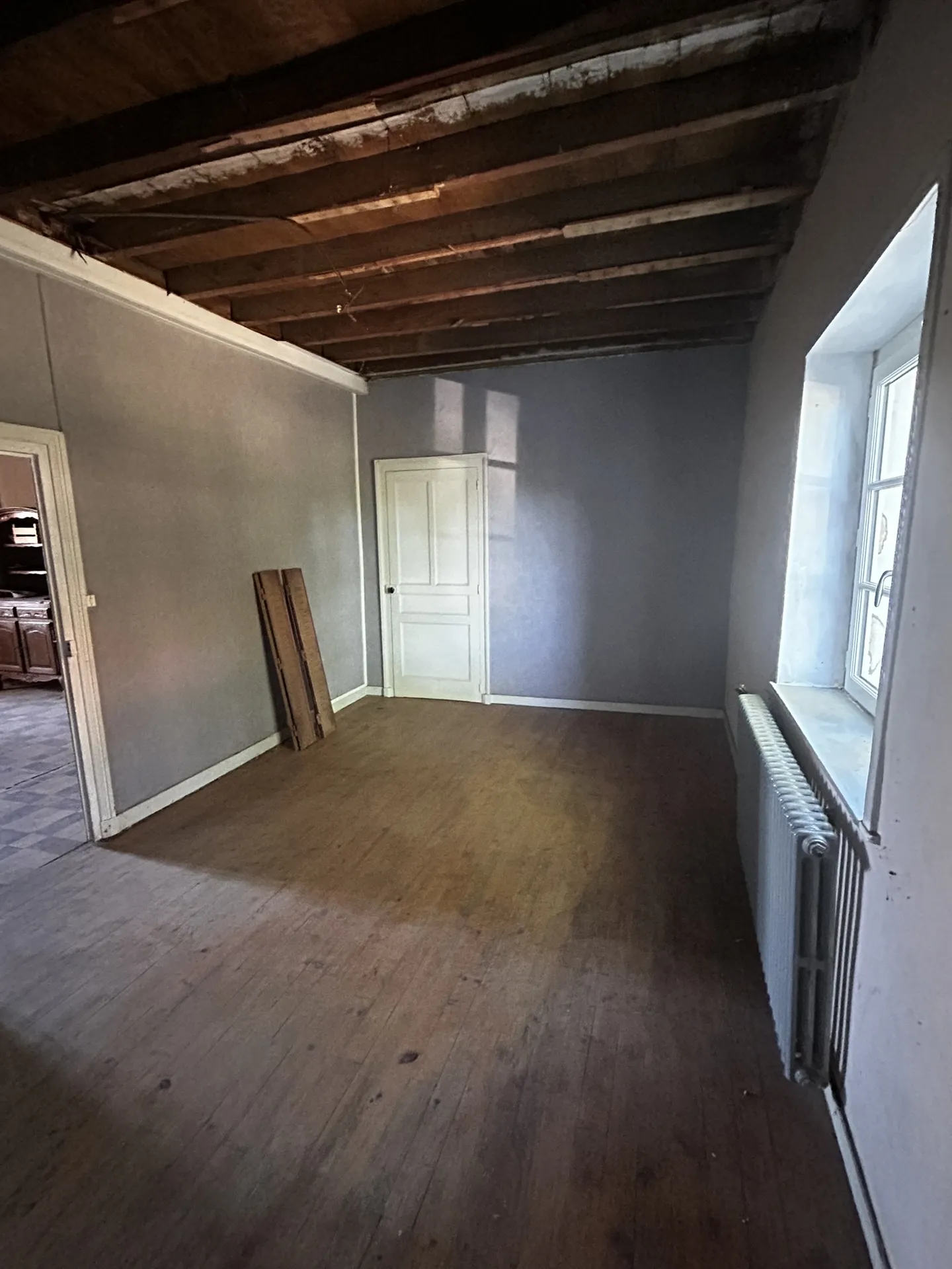 Séjour avant rénovation intérieure dans une maison ancienne à Saint-Lager près de Belleville-en-Beaujolais (Rhône 69).