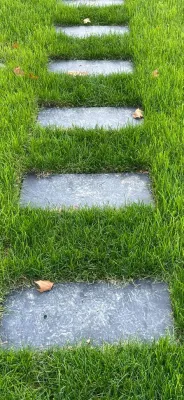 Découpe de plaque de gazon pour aménager un jardin à Villeneuve les Avignon