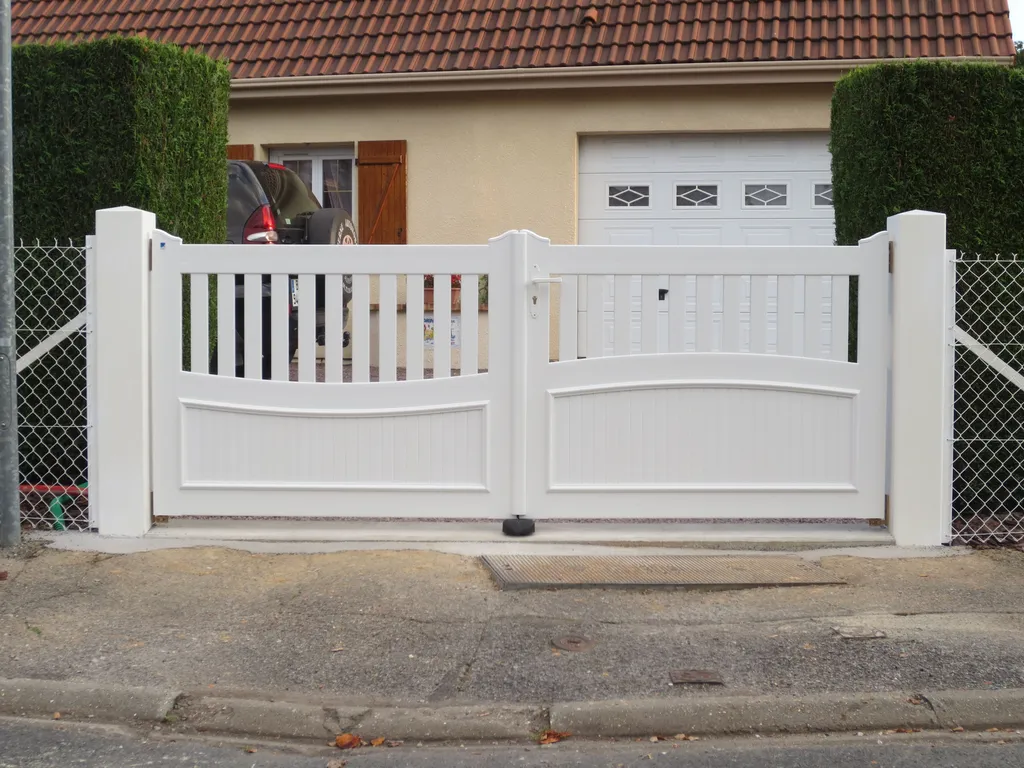 Installation de Portail PVC Battant Classique, Modèle Personnalisable Sans Entretien à Pont-l’Évêque dans le Calvados 14 et Saint-André-d'Hébertot