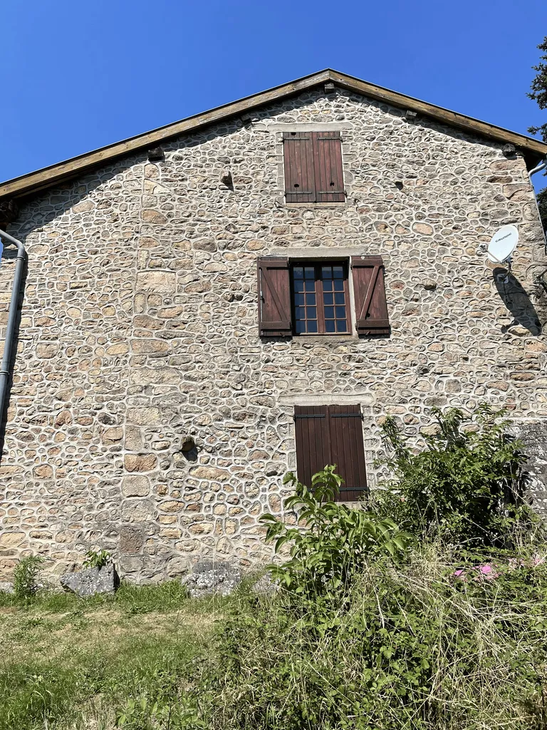Façade d’une maison en pierre avant agrandissement de fenêtre à Beaujeu (Rhône 69) avec faible apport de lumière naturelle