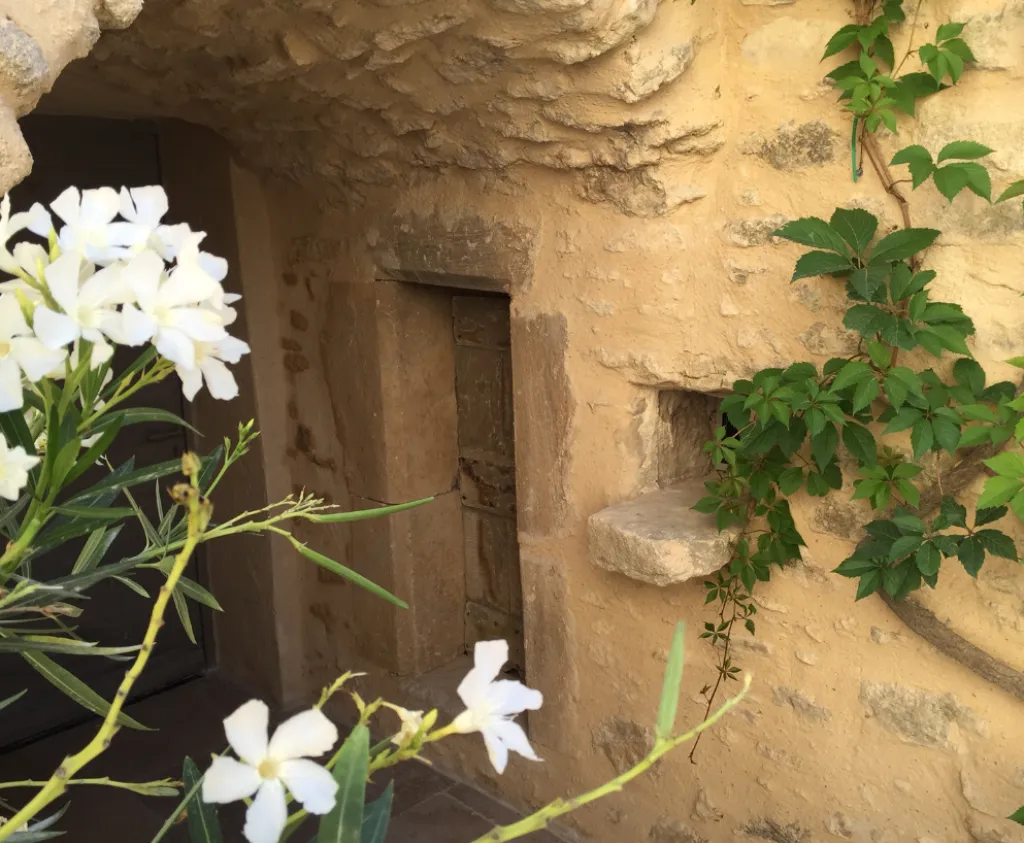 L'entrée d'un ancien pigeonnier