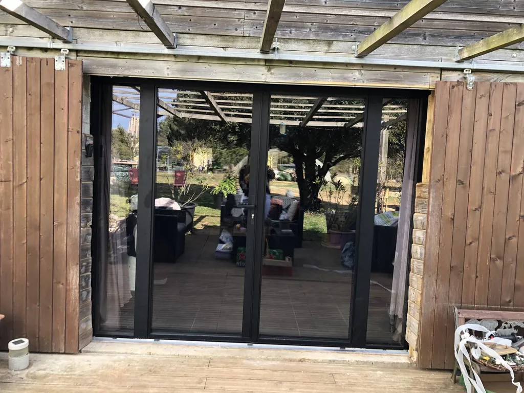 Installation d'un châssis composé en aluminium Ral 9005 noir profond dans le Luberon