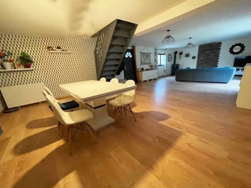 A vendre maison de village rénovée de 180 m² habitable édifiée sur un terrain  de 800 m² sur la belle commune de FRENEUSE 76410