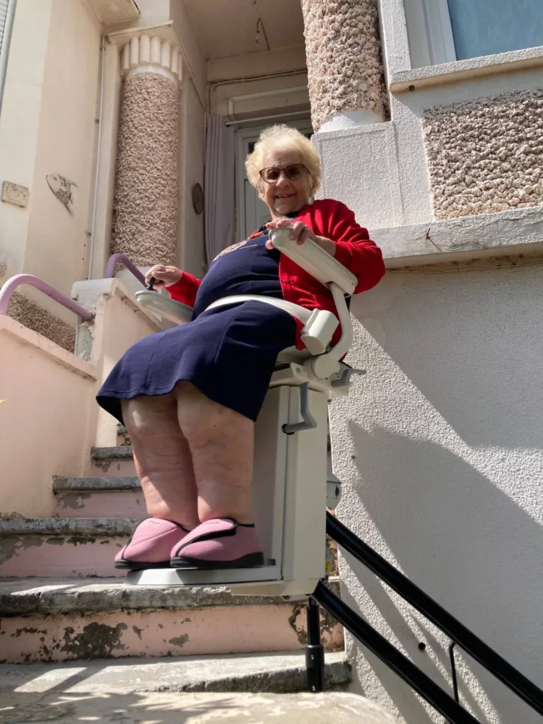 Madame teste avec plaisir et curiosité son fauteuil monte escalier à Orange près d'Avignon