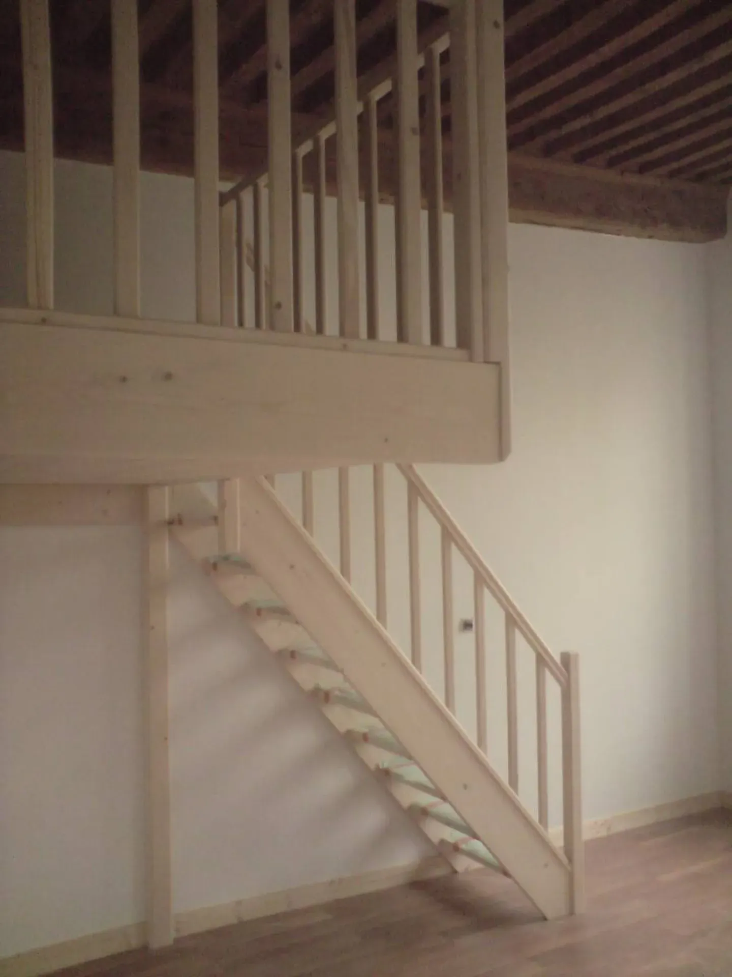 Escalier et garde-corps en bois rénovés avec plafond à la française restauré dans un studio
