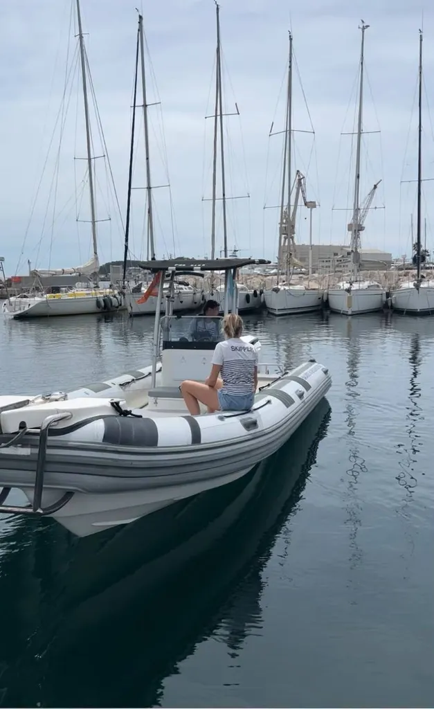 Bateau 02MER naviguant dans les eaux turquoise des Calanques avec l’Eden Boat.