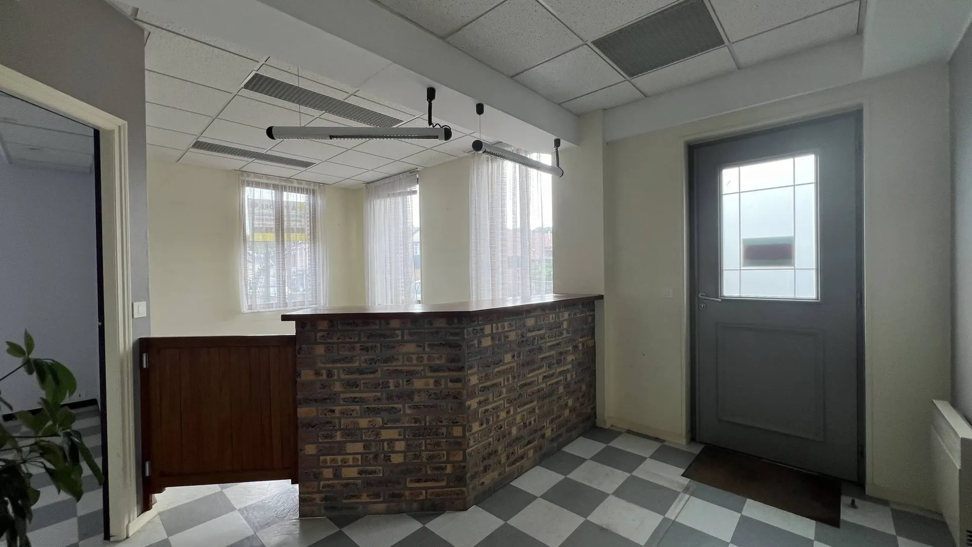 au Rdc un ancien cabinet médical d'environ 97m²