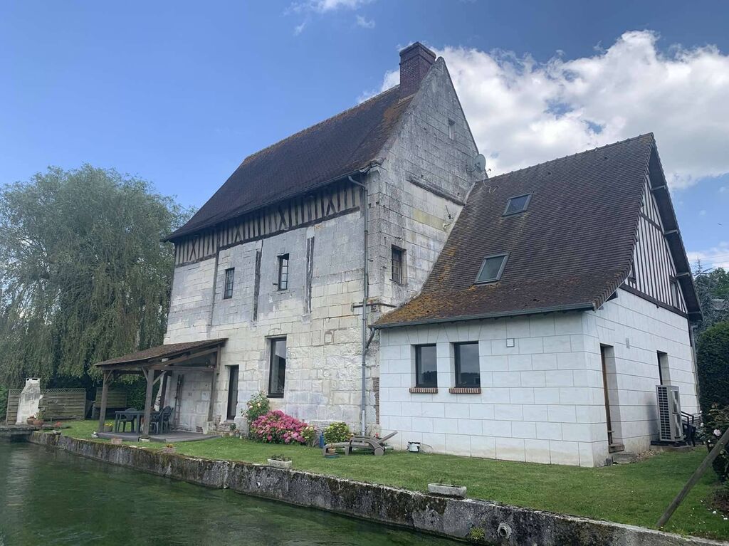 DANS LA VALLEE DE LA RISLE (EURE) MANOIR NORMAND EN PIERRES ET COLOMBAGES
