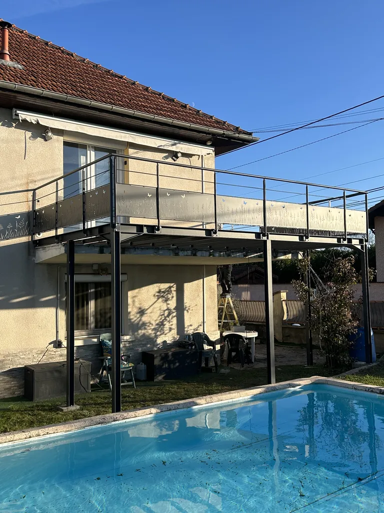 Terrasse métal sur mesure avec garde corps contemporain acier motif découpé au laser chantier sur St Didier au mont d’or proche de Lyon