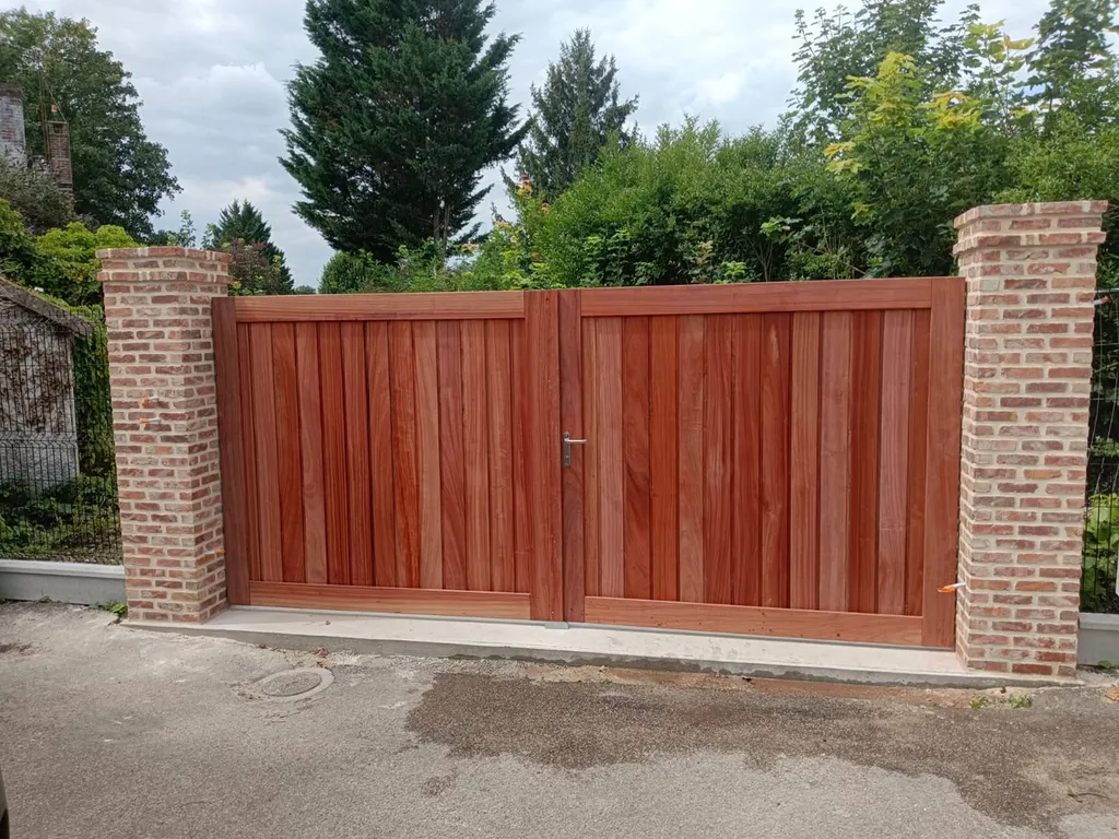 Pose de Portail Motorisé en Bois Noble, Modèle 2 Vantaux Sur-Mesure à Rouen en Seine-Maritime 76 et Barentin
