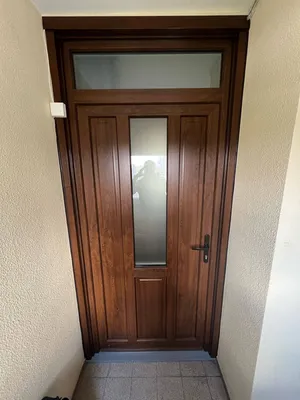 Porte d'entrée en PVC couleur chêne doré installée sur Mérignac, proche Pessac non loin de Bordeaux