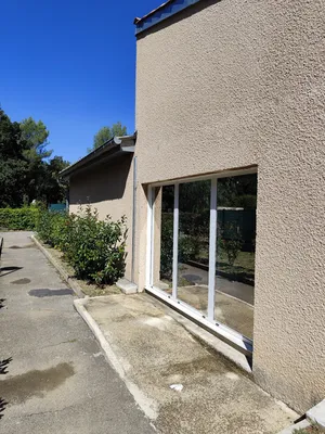 Installateur de film solaire professionnel à Marseille : pose de film anti-chaleur pour fenêtres et vitrages haute protection anti-UV