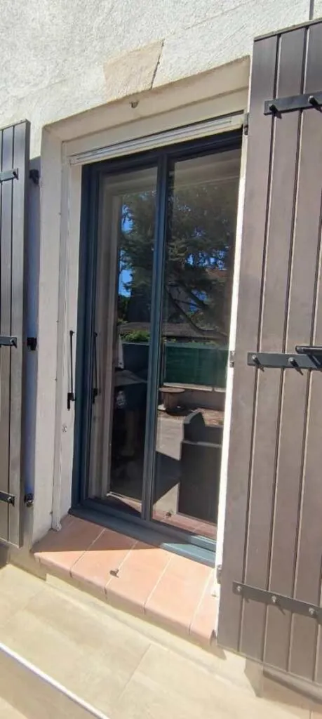 Mise en place de porte fenêtre avec battue mince et ferrage invisible sur Fos sur mer