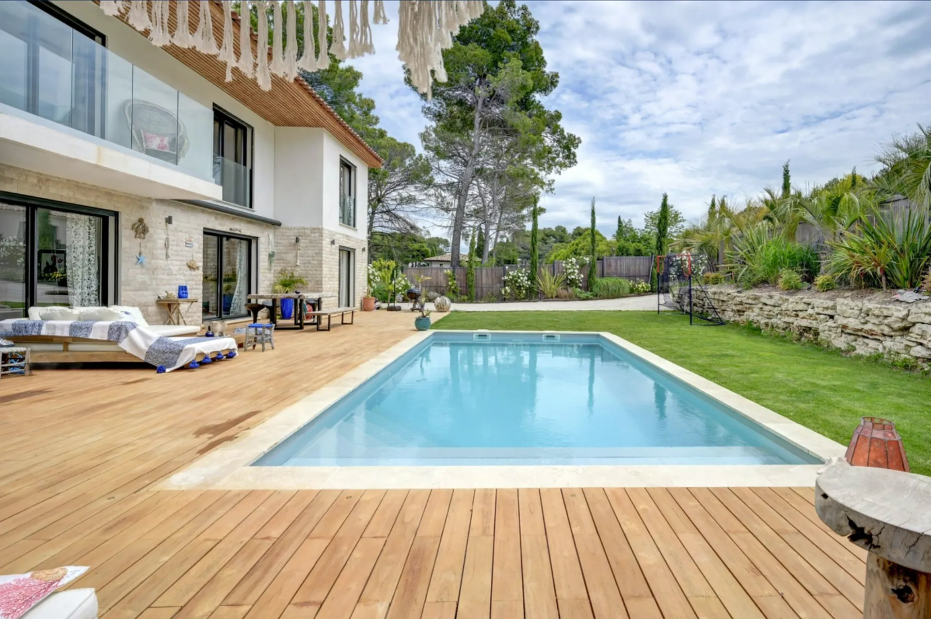 Villa contemporaine aux lignes épurées avec débords de toiture en bois