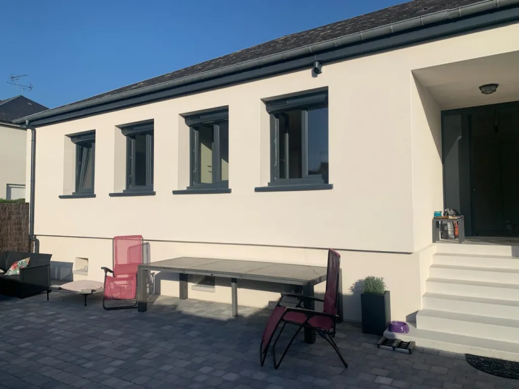 L'alliance d'un isolant écologique à un enduit projeté à la chaux. DRM Rénovation éco artisan agréé RGE aux environs du Havre, Goderville, Lillebonne, Pont Audemer 