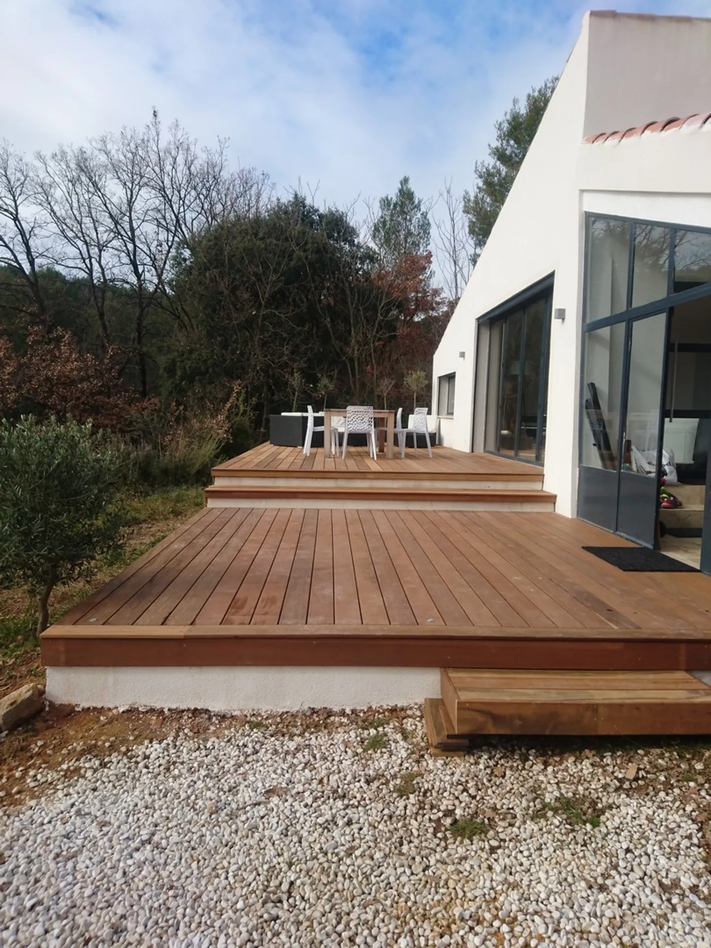 Fourniture et pose d'une terrasse en bois exotique ITAUBA à Eguilles dans les bouches du rhône