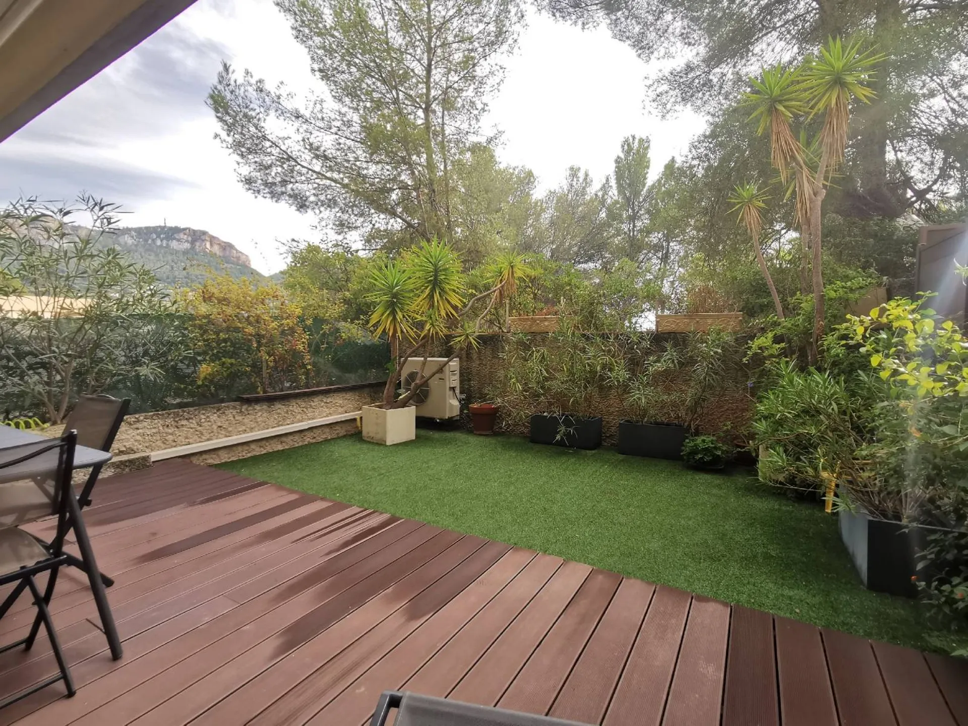 Appartement Cassis  ouvrant sur terrasse et jardinet privatif dans résidence sécurisée avec parking