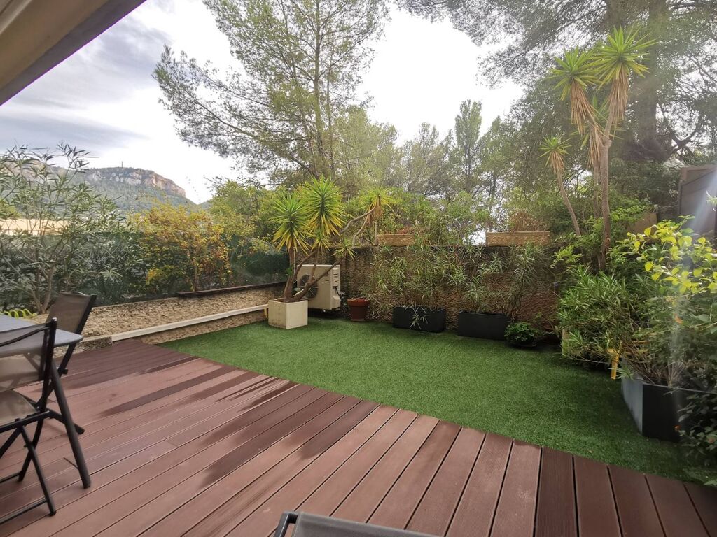 Appartement Cassis  ouvrant sur terrasse et jardinet privatif dans résidence sécurisée avec parking