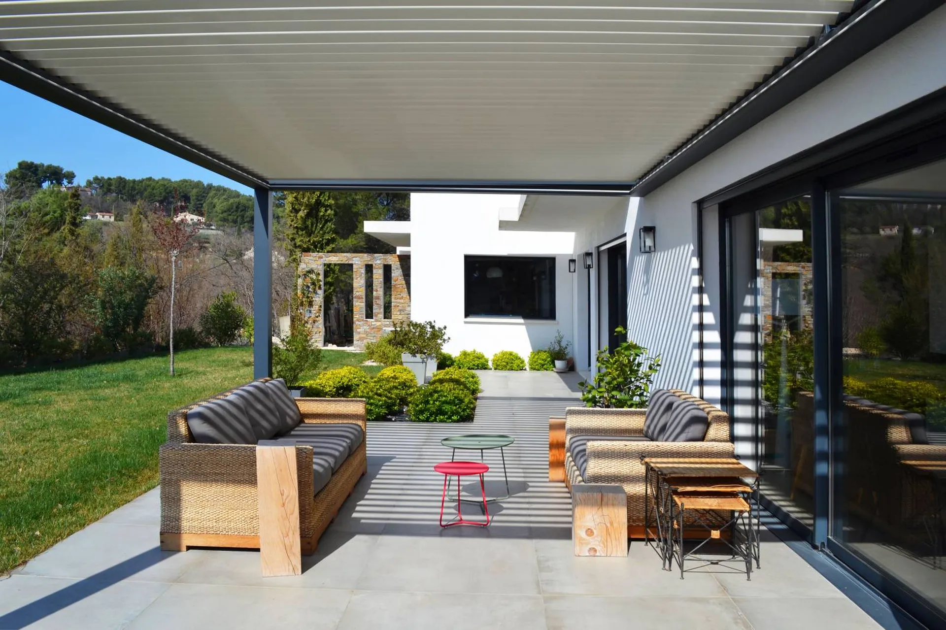 Extérieur avec pergolas bioclimatique 