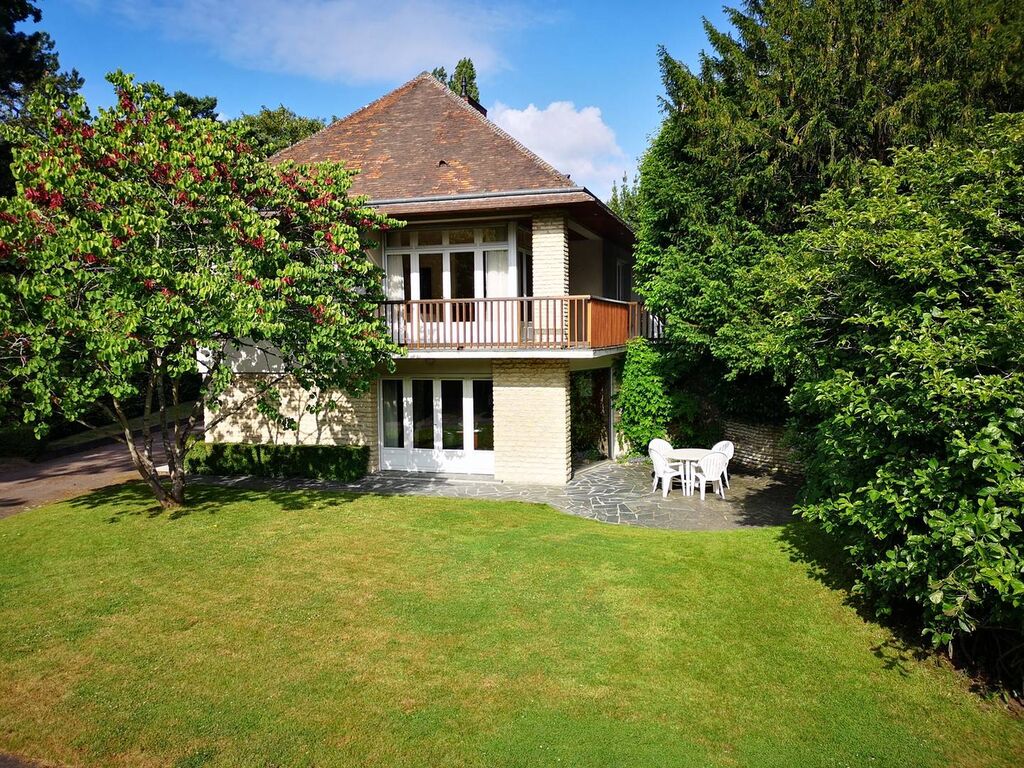 environnement verdoyant, cette grande Maison familiale centre Ville