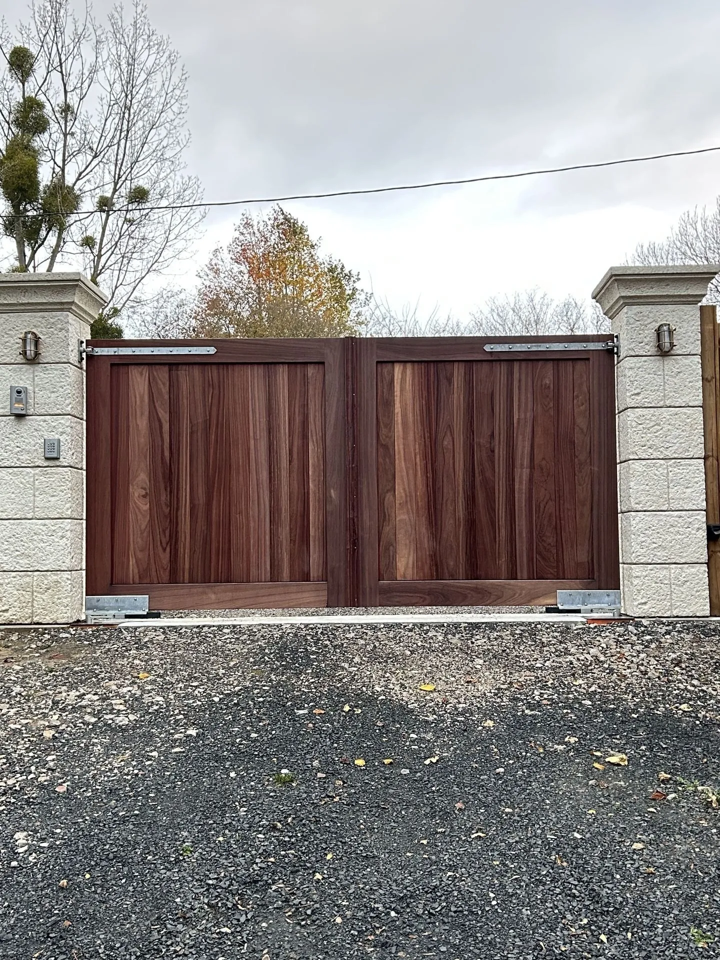 Installation de Portail bois battant de prestige et Ferronnerie traditionnelle à Lisieux dans le Calvados 14 et ses communes voisines