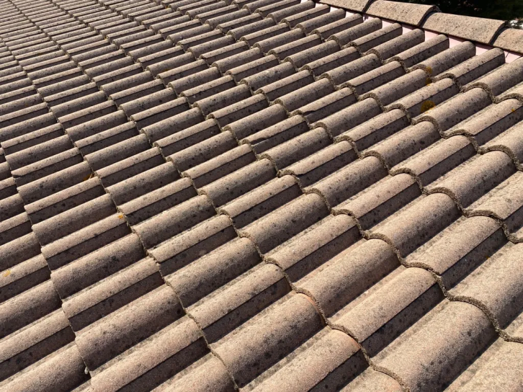 Nettoyage et traitement d’une toiture de maison près de Martigues.