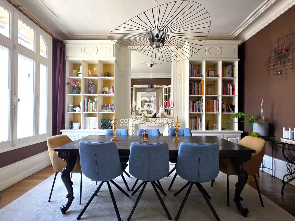 Salle à manger avec bibliothèques intégrées, moulures d'origine
