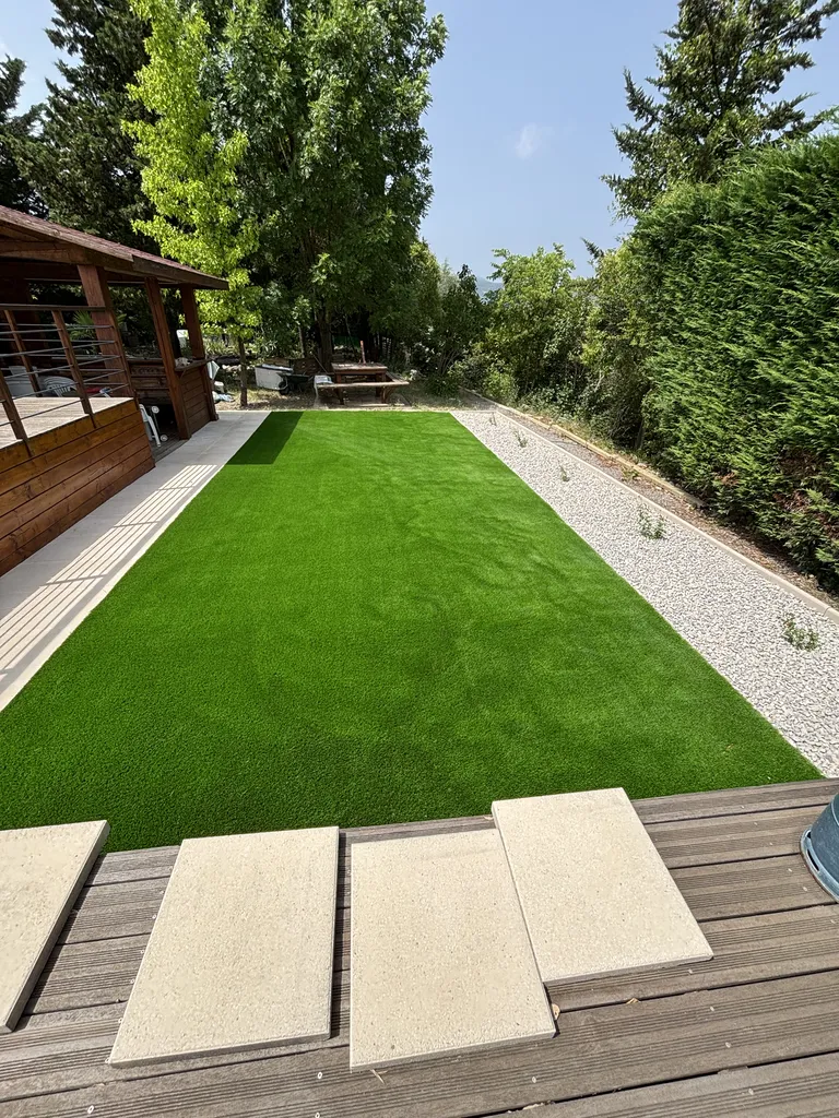 Installation de gazon synthétique à Montpellier et dans l’Hérault : pelouse artificielle esthétique et durable pour jardins sans entretien