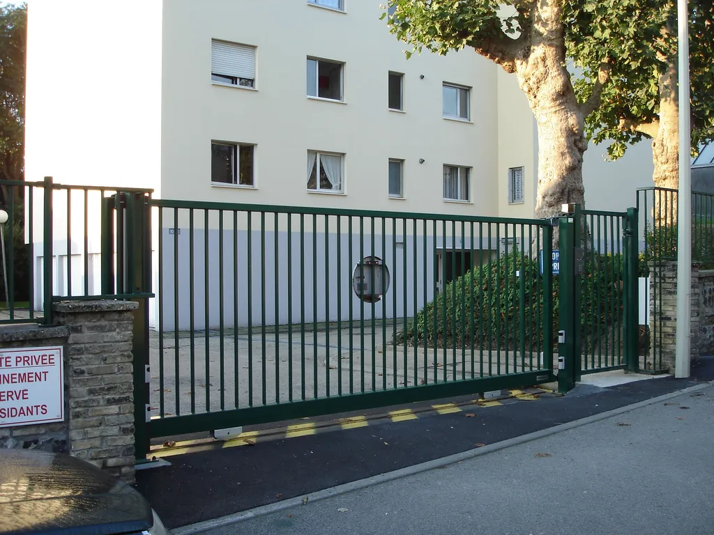 Installation de Portail coulissant professionnel motorisé, Clôtures industrielles et Sécurisation d'accès logistiques à Rouen et sa Région ou Agglomération en Seine-Maritime 76