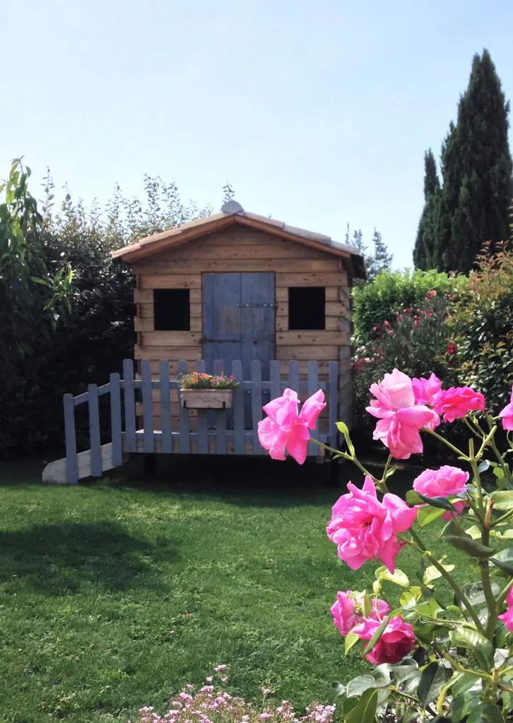 Aménagements extérieurs à proximité de Saint-Rémy-de-Provence-Cabane en bois pour les enfants