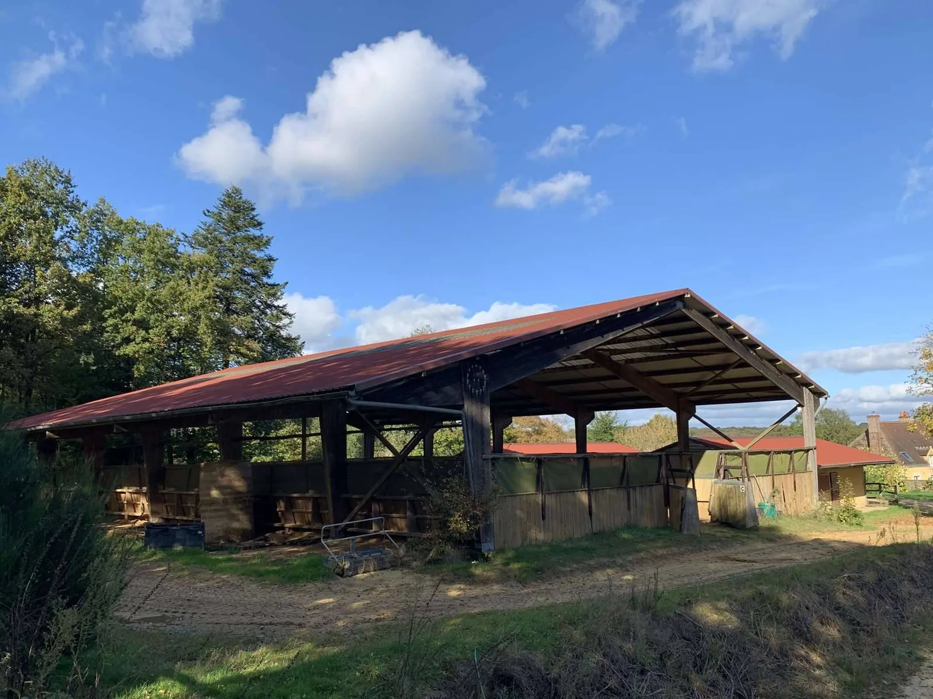A visiter dans le secteur d'ALENCON (61000), un centre équestre avec 2 maisons d’habitations et écuries, sur une surface de 10HA